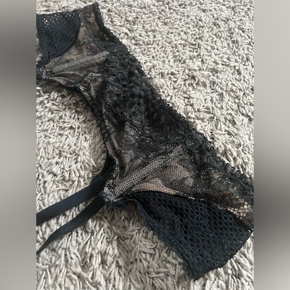 EUC Victoria’s Secret black lace garter belt. Size M/L. - Picture 5 of 10